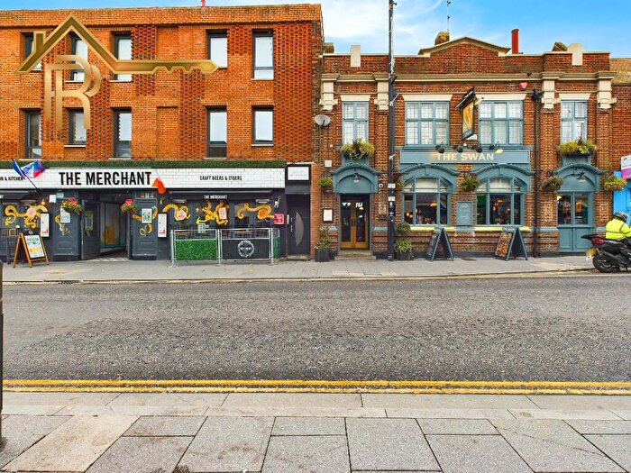 2 Bedroom Flat For Sale In High Street, Brentwood, Essex, CM14