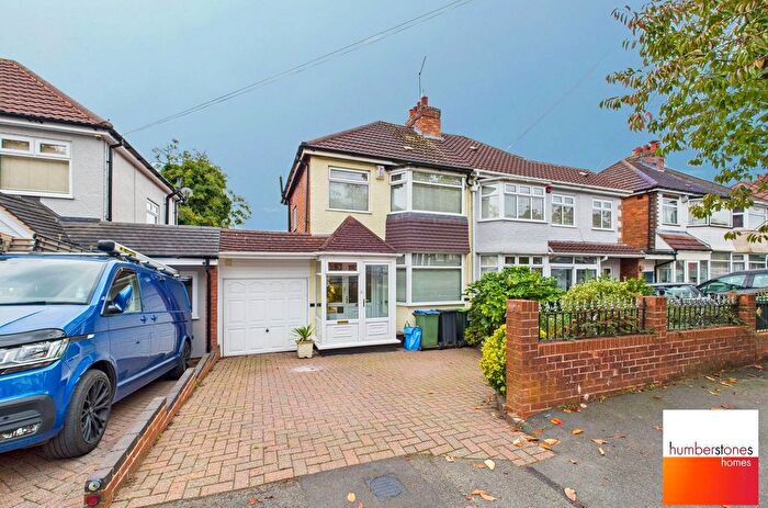 3 Bedroom Semi-detached House For Sale In Elm Croft, Oldbury, B68