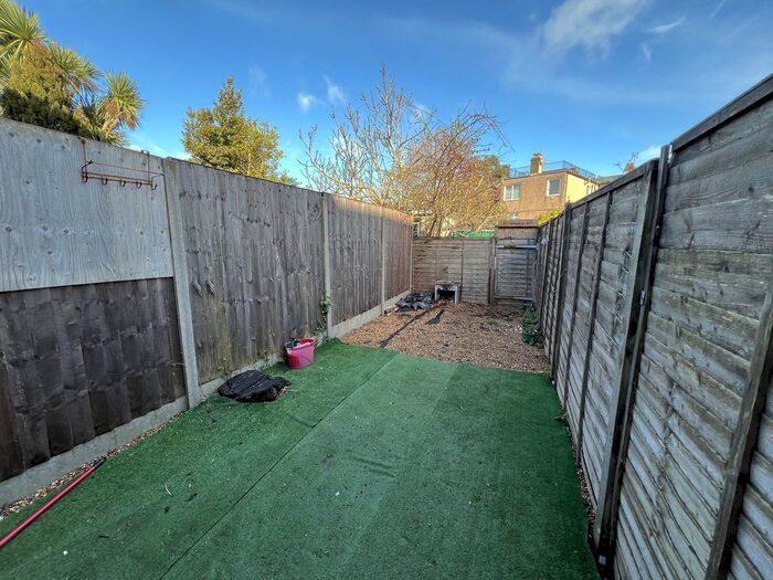 Studio To Rent In North Circular Road, Palmers Green, N13