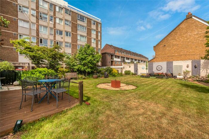 2 Bedroom Flat To Rent In Clifford Court, Heathfield Road, London, SW18