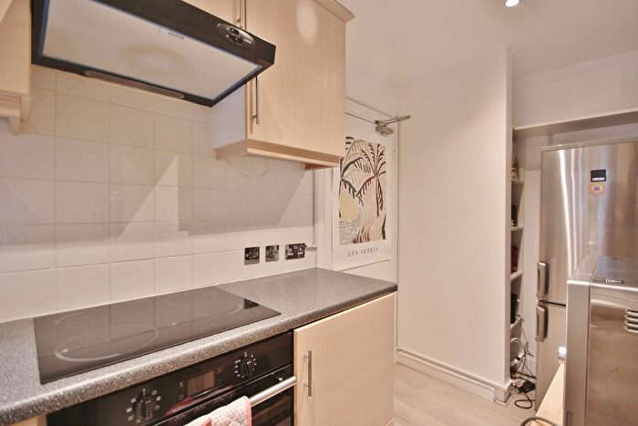 1 Bedroom Flat To Rent In Latymer Court, Hammersmith Road, Hammersmith, W6
