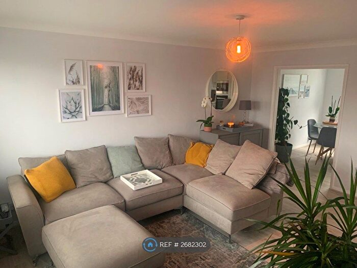 2 Bedroom Maisonette To Rent In Highfield Court, Twyford, RG10