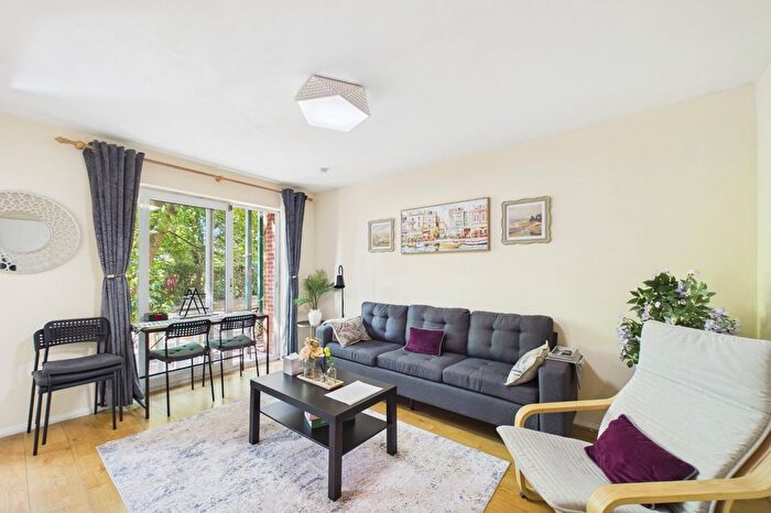 2 Bedroom Flat To Rent In Admirals Court, Rose Kiln Lane, Reading, Berkshire, RG1