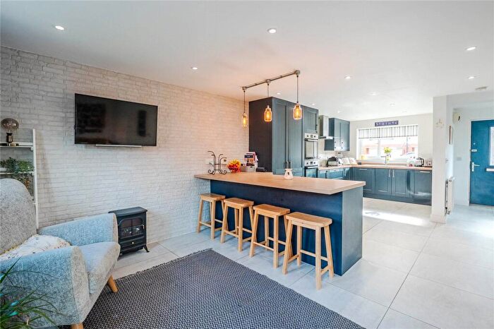 3 Bedroom End Of Terrace House For Sale In Leyland Road, Dunstable, Bedfordshire, LU6