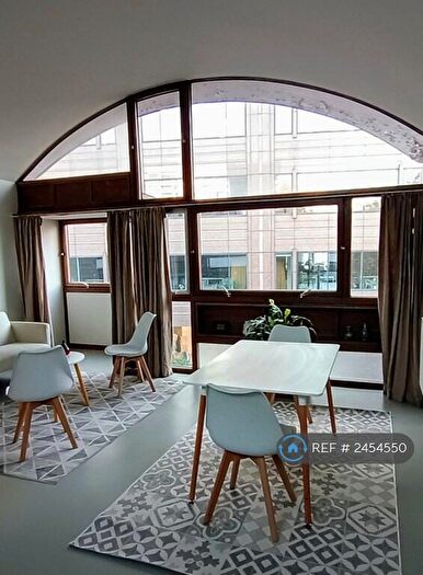 2 Bedroom Flat To Rent In Crescent House, London, EC1Y