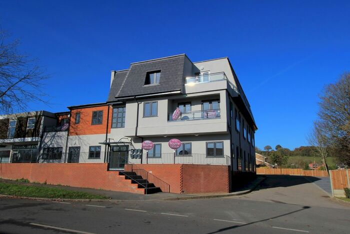 2 Bedroom Flat To Rent In Raven Square, Alton, Hampshire, GU34