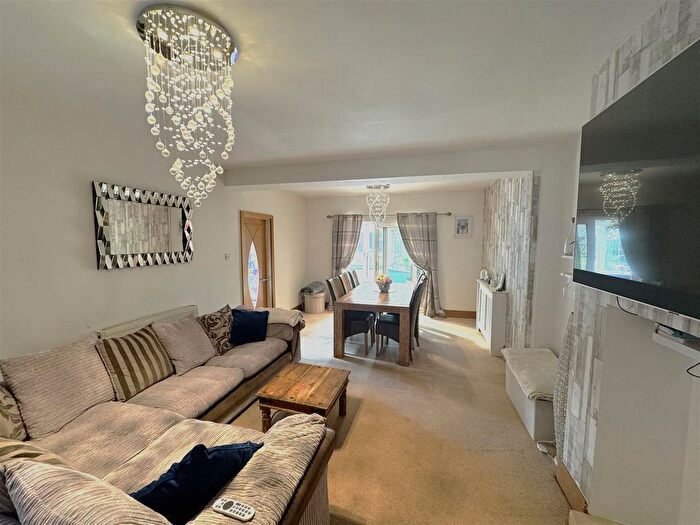 3 Bedroom Semi-Detached House To Rent In East Avenue, South Elmsall, Pontefract, WF9