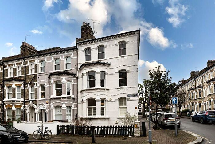 1 Bedroom Flat To Rent In Ilminster Gardens, Battersea, London, SW11