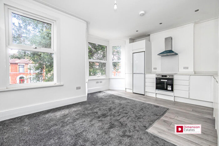 3 Bedroom Flat To Rent In Woodlands Road, Ilford, Redbridge, Essex, IG1