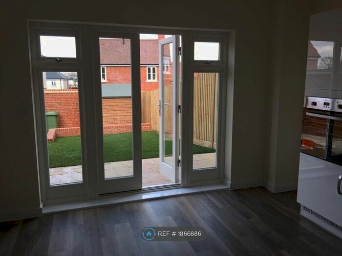 3 Bedroom Semi-Detached House To Rent In Laxton Leaze, Waterlooville, PO7