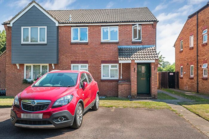 1 Bedroom Maisonette For Sale In Nash Close, North Mymms, Hatfield, AL9
