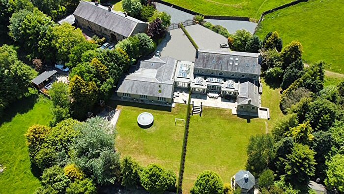 7 Bedroom Semi-Detached House For Sale In Red Lees Road, Burnley, BB10