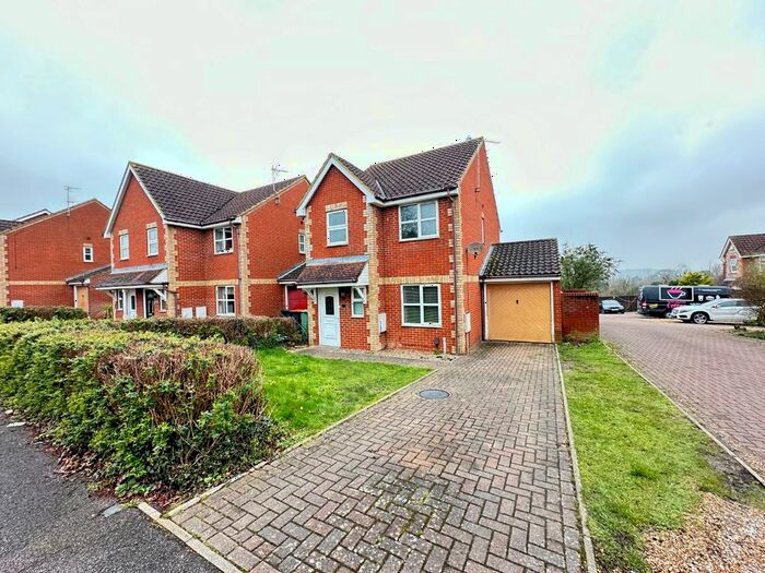 3 Bedroom Detached House To Rent In Bankside Close, Houghton Regis, Dunstable, Bedfordshire, LU5