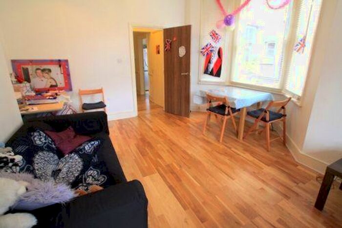 Flat To Rent In Colledge Place, Camden, NW1