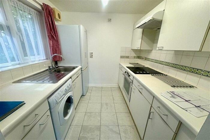 2 Bedroom Flat To Rent In Nutfield Court, Southampton, SO16