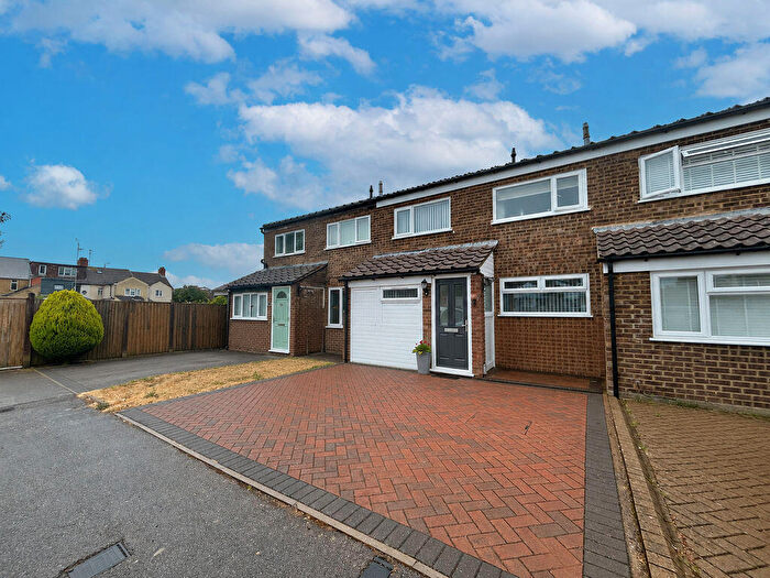 3 Bedroom Terraced House For Sale In Dale Close, Dunstable, LU5