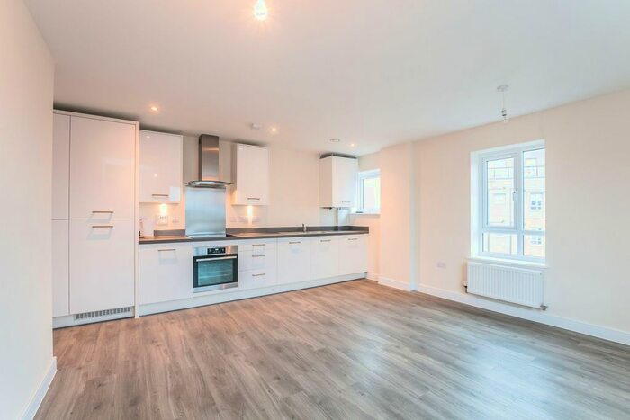 2 Bedroom Flat To Rent In Fleming Place, The Quarters, Bracknell RG12