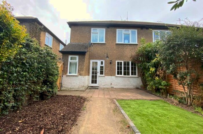 2 Bedroom Apartment To Rent In Weybridge, KT13