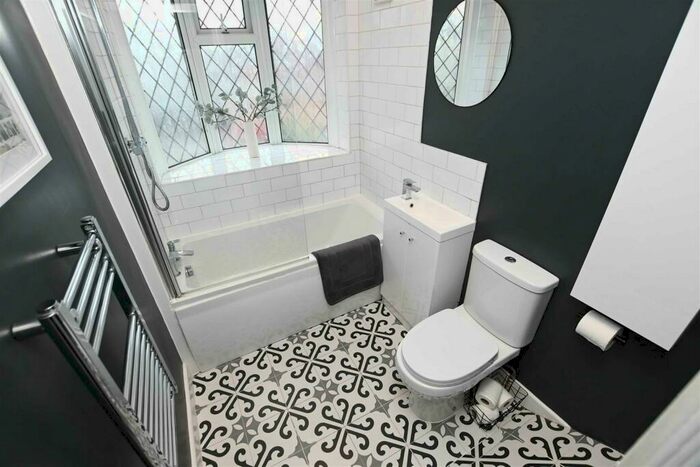 3 Bedroom Semi-Detached House For Sale In Wellsford Avenue, Solihull, B92