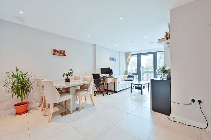 2 Bedroom Flat For Sale In Rayners Lane, Rayners Lane, Harrow, HA2
