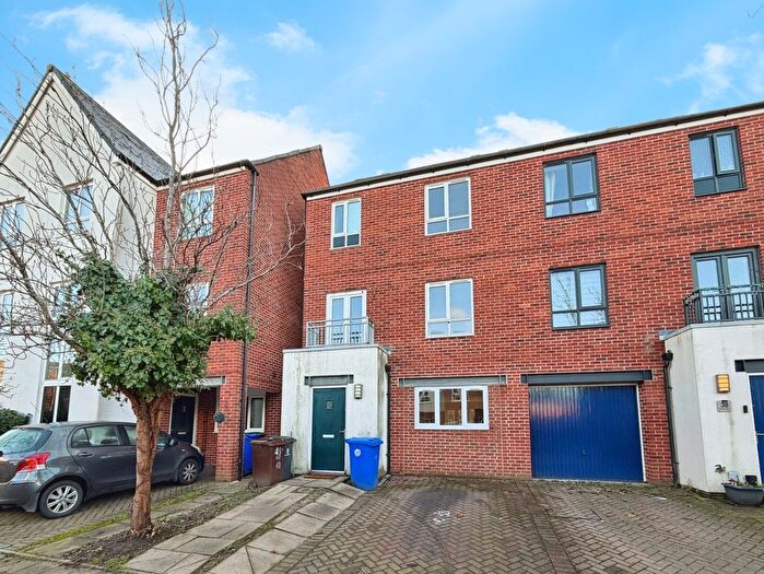 5 Bedroom Semi Detached House To Rent In Sytchmill Way, Stoke-On-Trent, Staffordshire, ST6