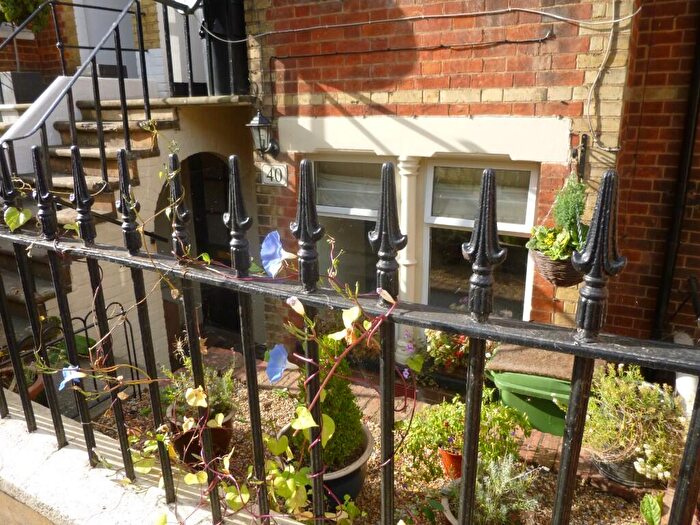 1 Bedroom Flat To Rent In Rothes Road, Dorking, Surrey, RH4