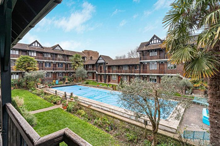 Studio For Sale In Tudor Close, Brixton Hill, London, SW2