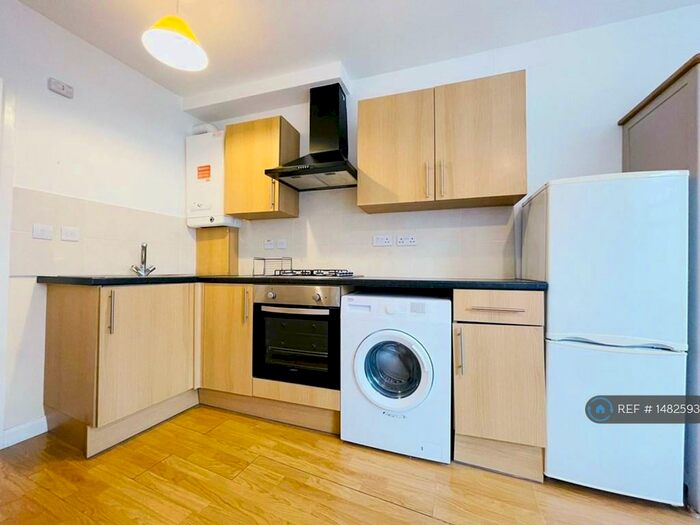 Studio To Rent In Stoke Newington High Street, London, N16