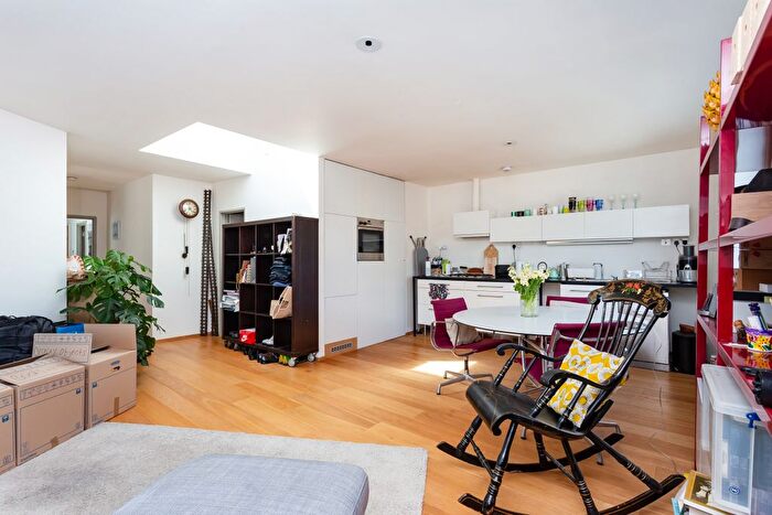 2 Bedroom Flat To Rent In Swinton Street, London, WC1X