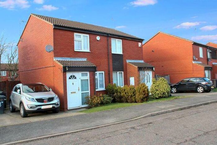 2 Bedroom Semi-Detached House To Rent In Sparrow Close Luton, LU4