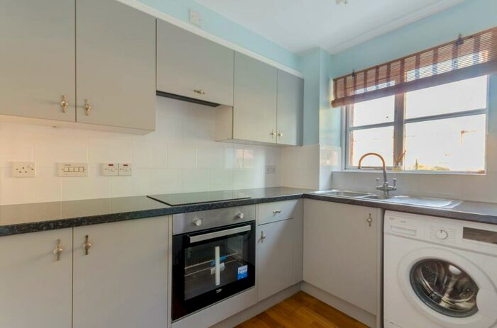 2 Bedroom Flat To Rent In Winery Lane, Kingston, Kingston Upon Thames, KT1
