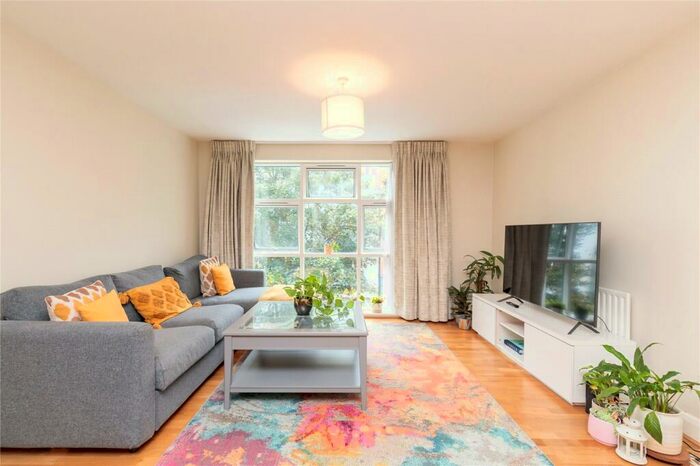 1 Bedroom Flat To Rent In Silverdale Court, - Goswell Road, EC1V