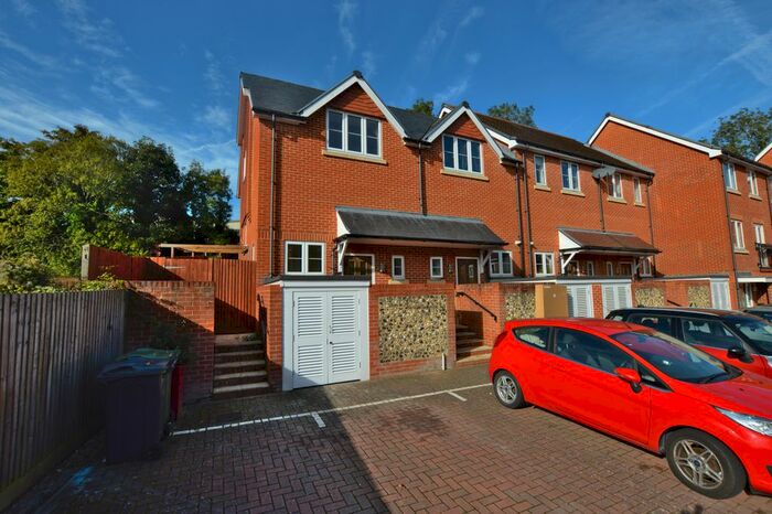 2 Bedroom Town House To Rent In Barley Rise, Waterlooville PO8