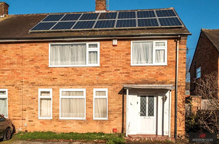 3 Bedroom Semi Detached House For Sale In Woodford Way, Slough, Berkshire, SL2