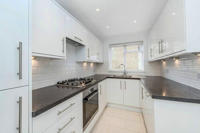 2 Bedroom Flat To Rent In Poyntz Road, Battersea, London, SW11