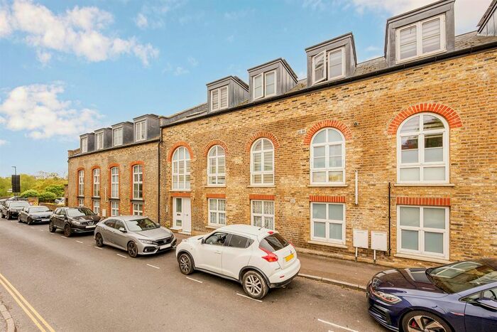 1 Bedroom Flat To Rent In North Road, Brentford, TW8