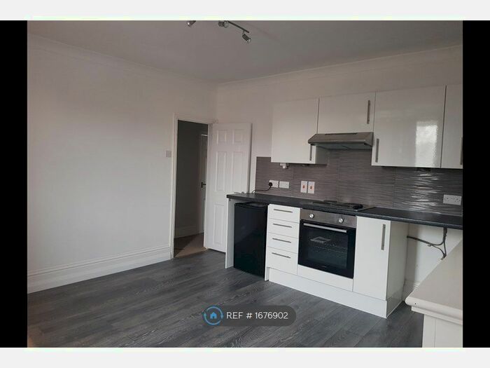 2 Bedroom Flat To Rent In Constitution Road, Chatham, ME5