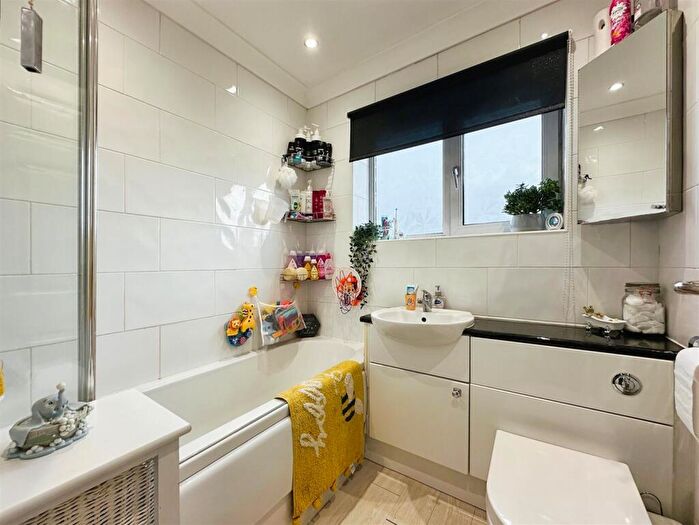 3 Bedroom Terraced House For Sale In Wymersley Road, Hull, HU5