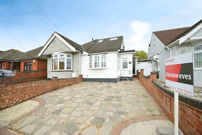 2 Bedroom Bungalow For Sale In Clyde Way, Romford, RM1