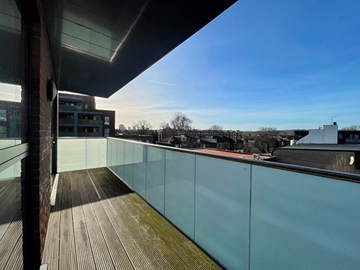 3 Bedroom Flat To Rent In Dovetail Place, Lawrence Road, N15