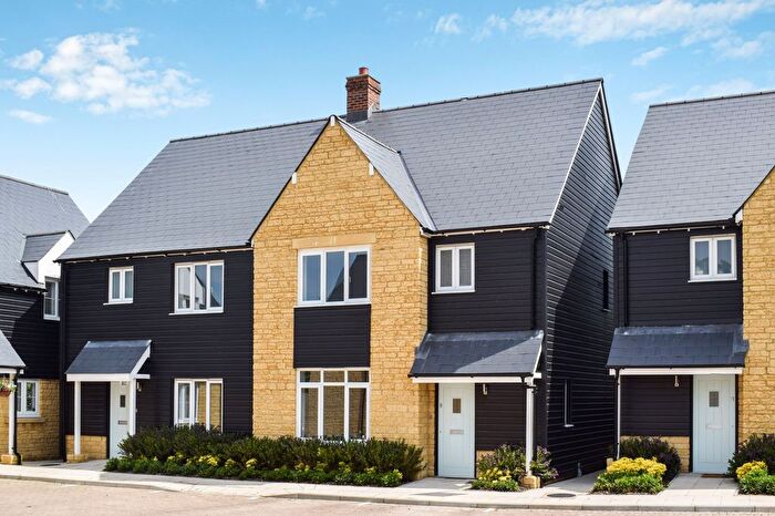 3 Bedroom Semi-Detached House For Sale In Canal Close, Enslow, OX5