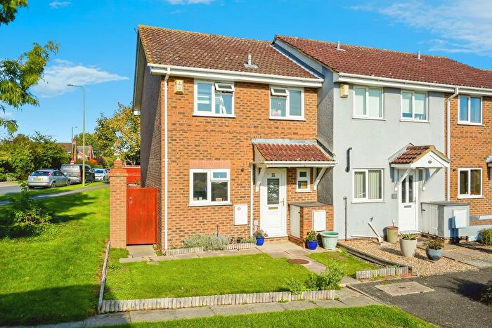 3 Bedroom Semi-detached House For Sale In Kingfisher Way, Bicester, Oxfordshire, OX26