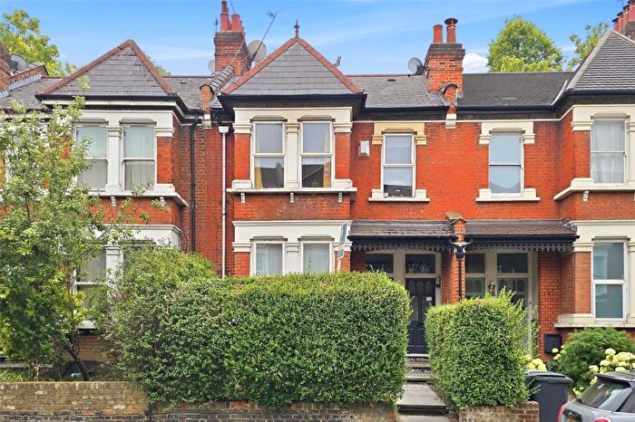 2 Bedroom Apartment For Sale In Palace Gates Road, London, N22
