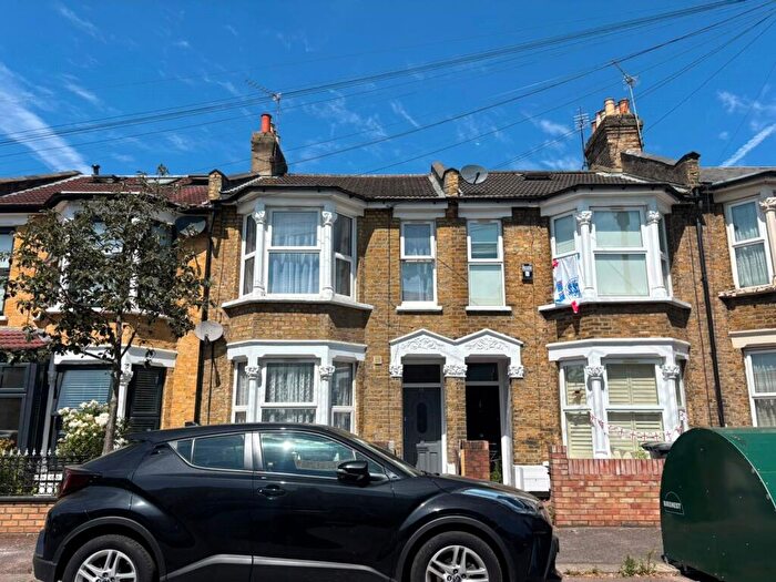 2 Bedroom Flat To Rent In Livingstone Road, Walthamstow, E17