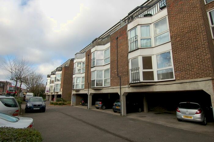 1 Bedroom Flat To Rent In Station Road, Hampton, TW12