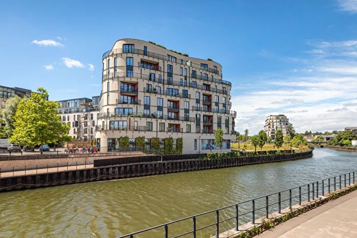 2 Bedroom Flat To Rent In Royal View, Victoria Bridge Road, Bath, BA2