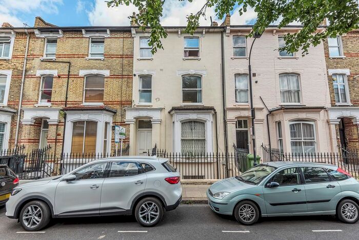 2 Bedroom Flat To Rent In Lime Grove, London, W12