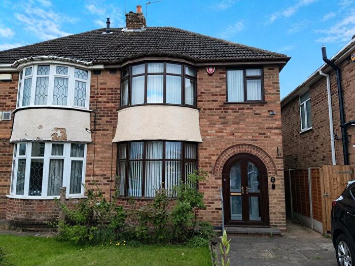 3 Bedroom Semi Detached House For Sale In Hall Drive, Birmingham, West Midlands, B37