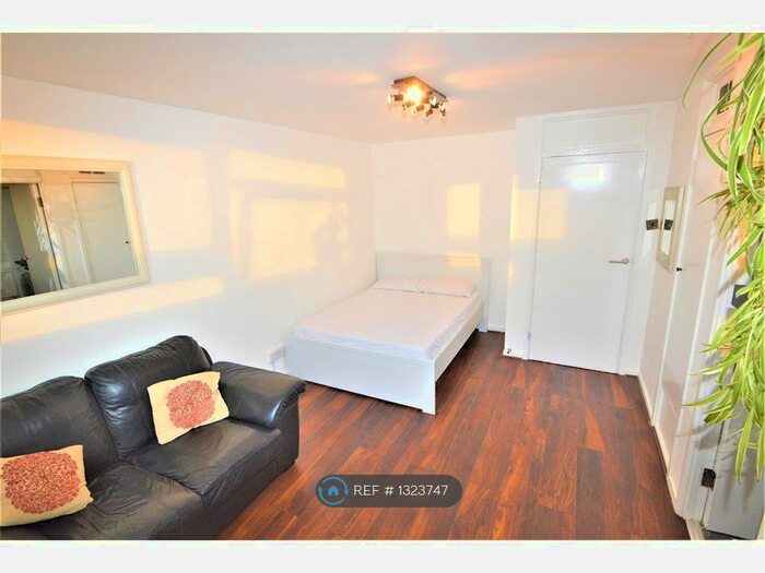 Studio To Rent In Gardener Close, London, E11