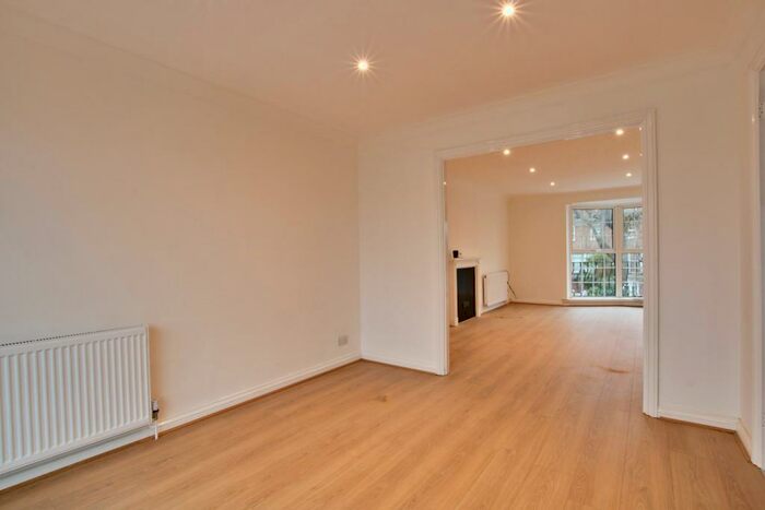 4 Bedroom Town House To Rent In Springpark Drive, Beckenham, Kent, BR3